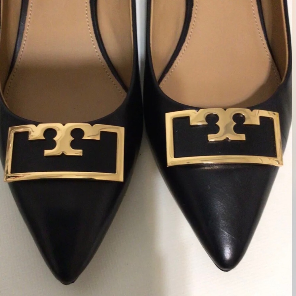 TORY BURCH BLACK WEDGE PUMPS GOLD LOGO SIZE 9.5M